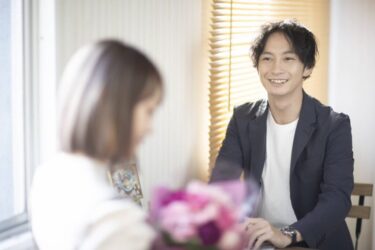 その男性はあなたに恋をしているかも？男性が気になる女性にするサインとは！